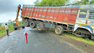 Accident On Highway Tata 14 Tyre Truck Rescuied By Escort Hydra