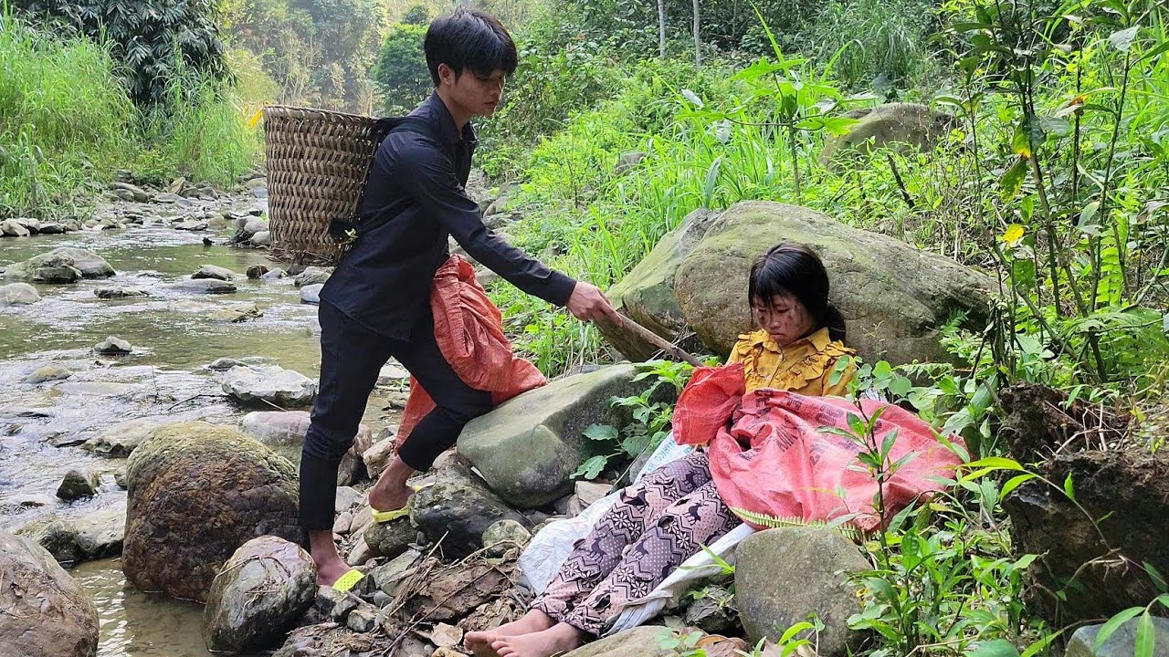Poor boy saves fainted girl in stream and picks up scraps - Ly Ton Quang