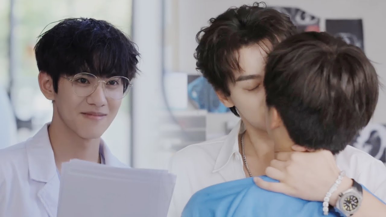 Увидев, что нижняя живет с красивым мужчиной, верхняя ревнует и целует его насильно.