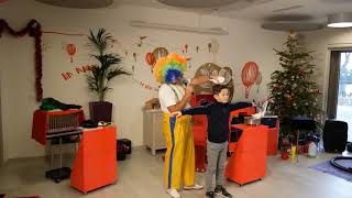 Spectacle de clown et de magie pour enfants avec des colombes