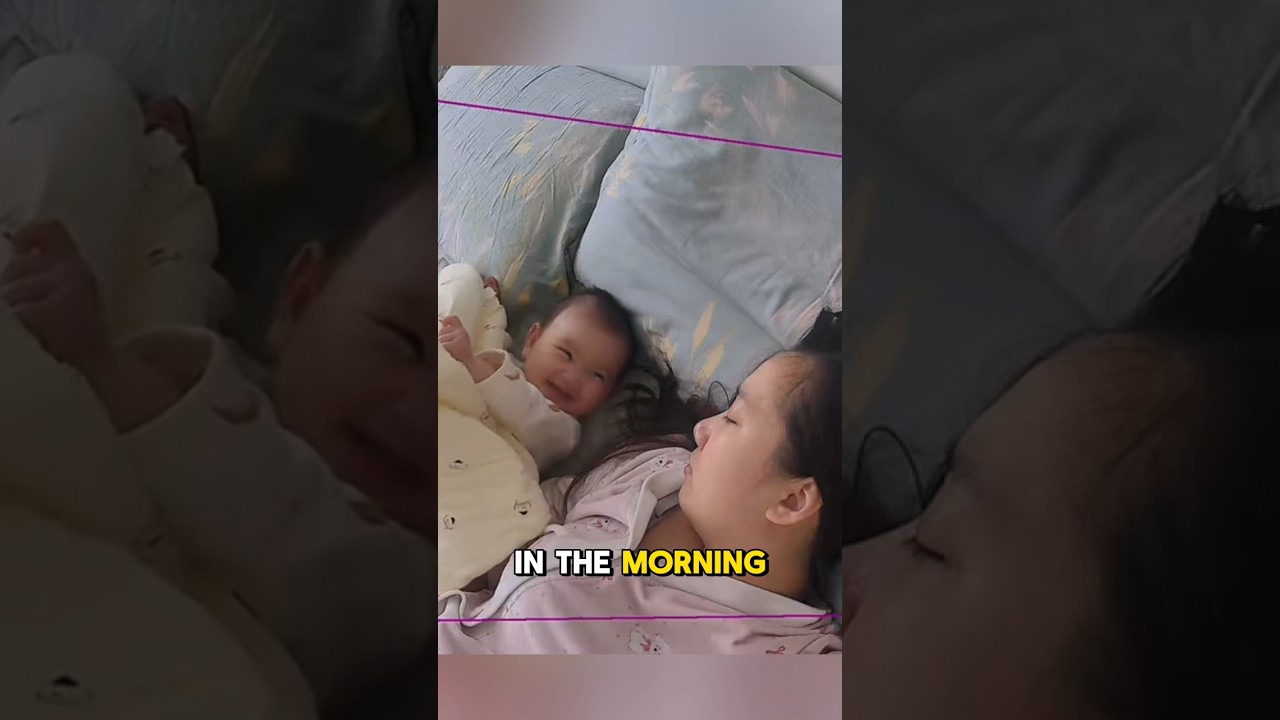 Какой милый этот малыш, такой понимающий свою спящую маму.