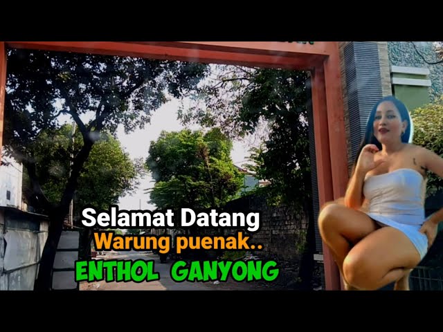 Wanita Belia Penuang Minuman Just Bogor warung terpencil pedesaan dan Jajanan Pinggir laut Tuban. class=