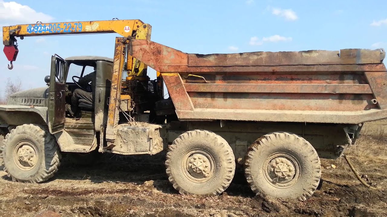 Камаз застрял в грязи Камаз застрял в грязи