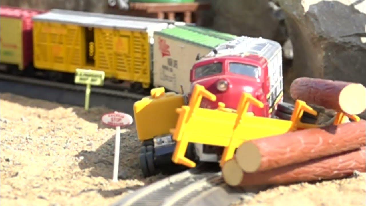 Hot Wheels Crashing into HO Scale Trains Crashes, Derailments and