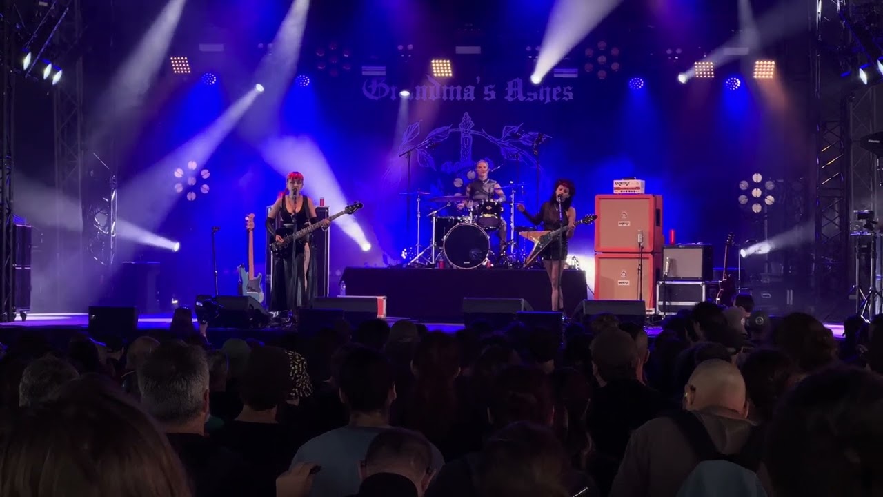 Grandma's Ashes - Cold Sun Again @ Motocultor 2024 auf YouTube ansehen Grandma's Ashes - Cold Sun Again @ Motocultor 2024 auf YouTube ansehen