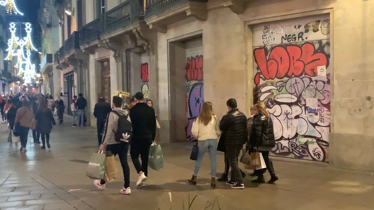 Barcelona nightlife Spain 🇪🇸/ walking the streets - YouTube