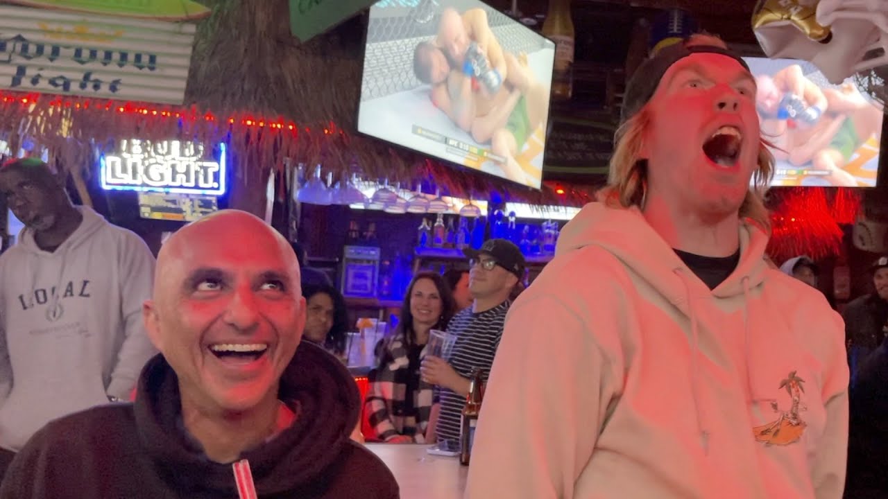 Islam Makhachev vs Alexander Volkanovski - LIVE REACTION at a BAR