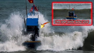 VÀI GIÂY TRƯỚC THẢM HOẠ! Sóng BÃO SỐ 15 Nuốt Chửng Chiếc Ghe Câu Mực Khi Vào Cửa Biển La Gi!