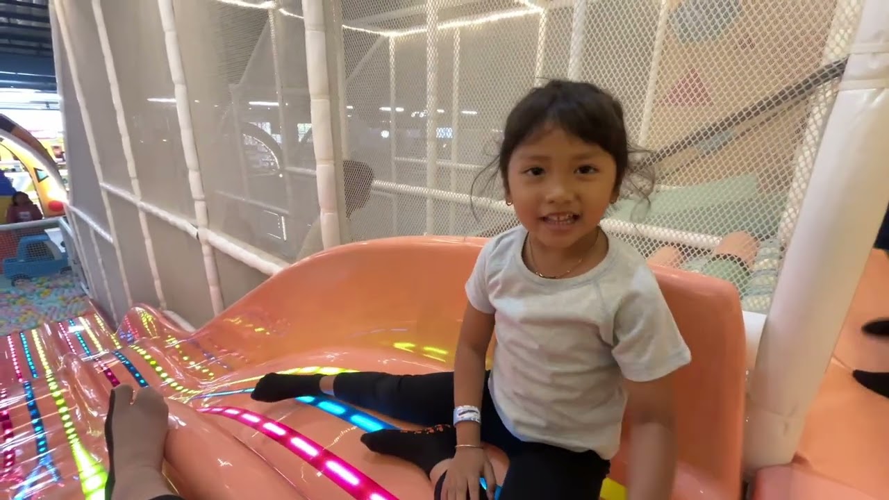Alesha ke playground sama mama dan beli permen musik viral 