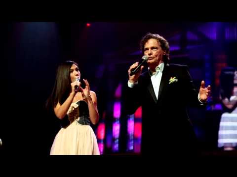 bj-thomas-and-sara-niemietz-reunited-17-years-later-at-grand-ole-opry