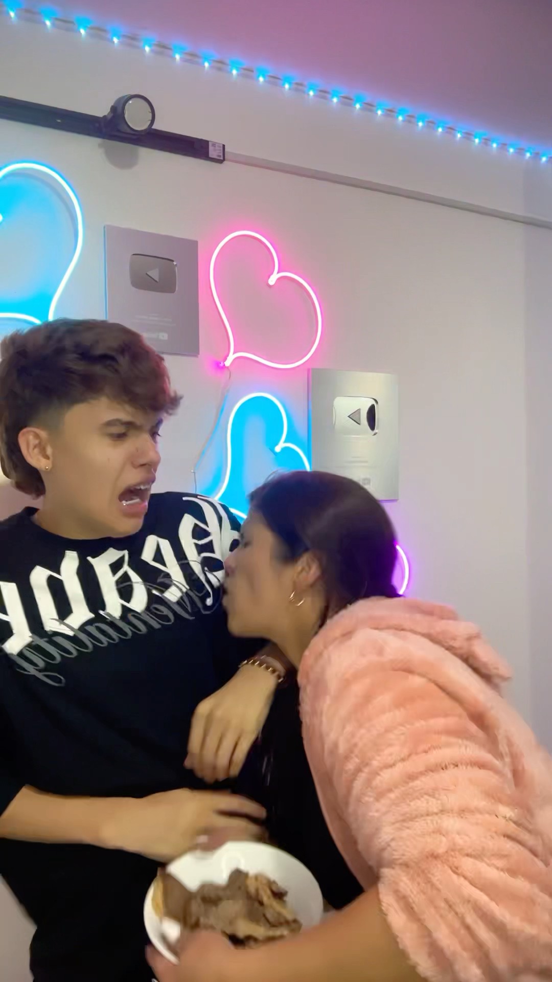 Pov: cuando mi mamá está comiendo no la MOLESTES ?#humor #cosasdefamilia #comedia #shortviral