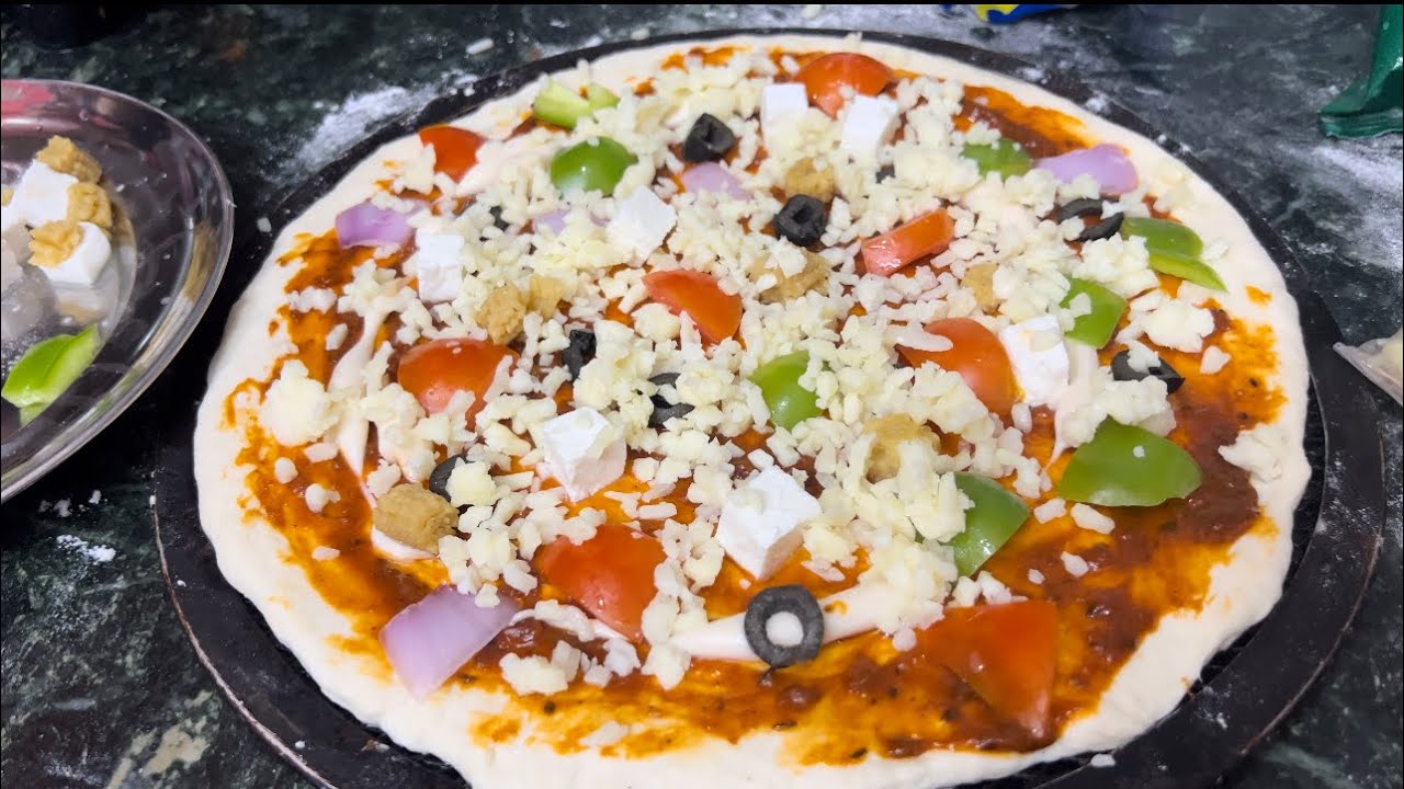 Ghar pe Banaya Pizza 😍😋 - YouTube