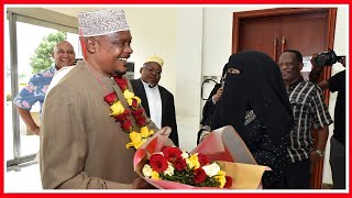 Mufti Zuberi Alivyopokewa Na Mkewe Airport Akitua Nchini Akitokea Misri Na Tuzo...
