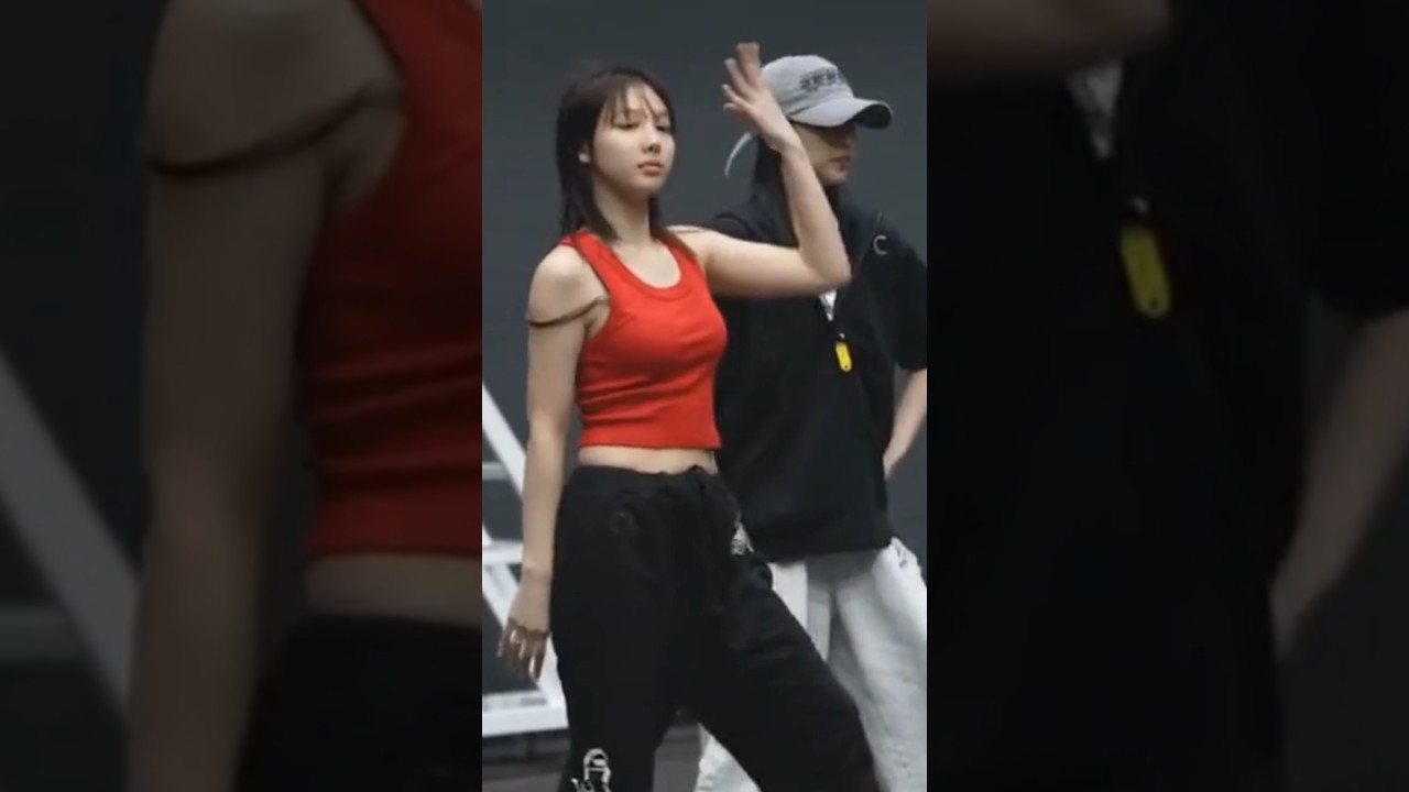 Twice Nayeon Bra strap fell off and Dahyun to the rescue 😍❤️ 
