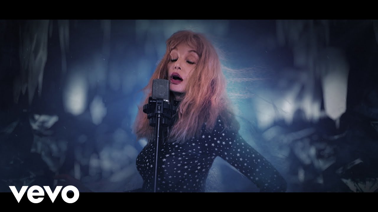 Arielle Dombasle sort un nouvel album, Iconics