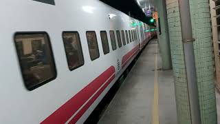 653次台東發車經由海線開往彰化的E232單電頭+新式自動門莒光號，和229次志學發車經由北迴線開往樹林的TEMU2028+TEMU2027普悠瑪自強號