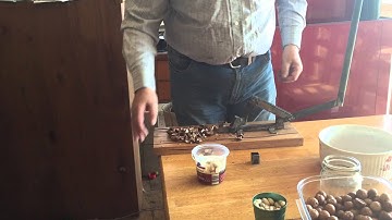 Macadamia nut cracker