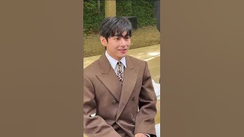 look at his cute reaction 😍💖 #taehyung #shorts #btsv