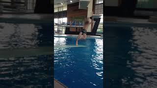 chute d'un ami sur le plongeoir à la piscine