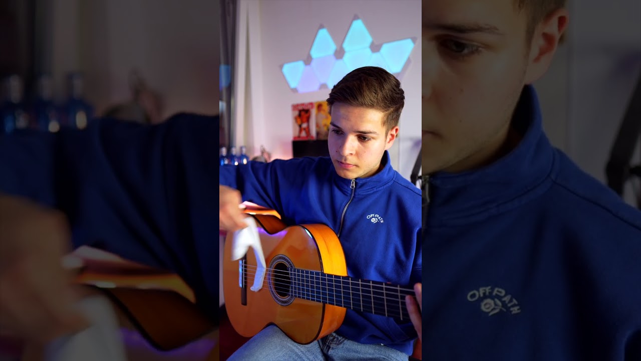Never play the guitar at 3am #shorts auf YouTube ansehen Never play the guitar at 3am #shorts auf YouTube ansehen