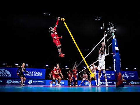 Видео: TOP 10 Monsters of the Vertical Jump in Volleyball