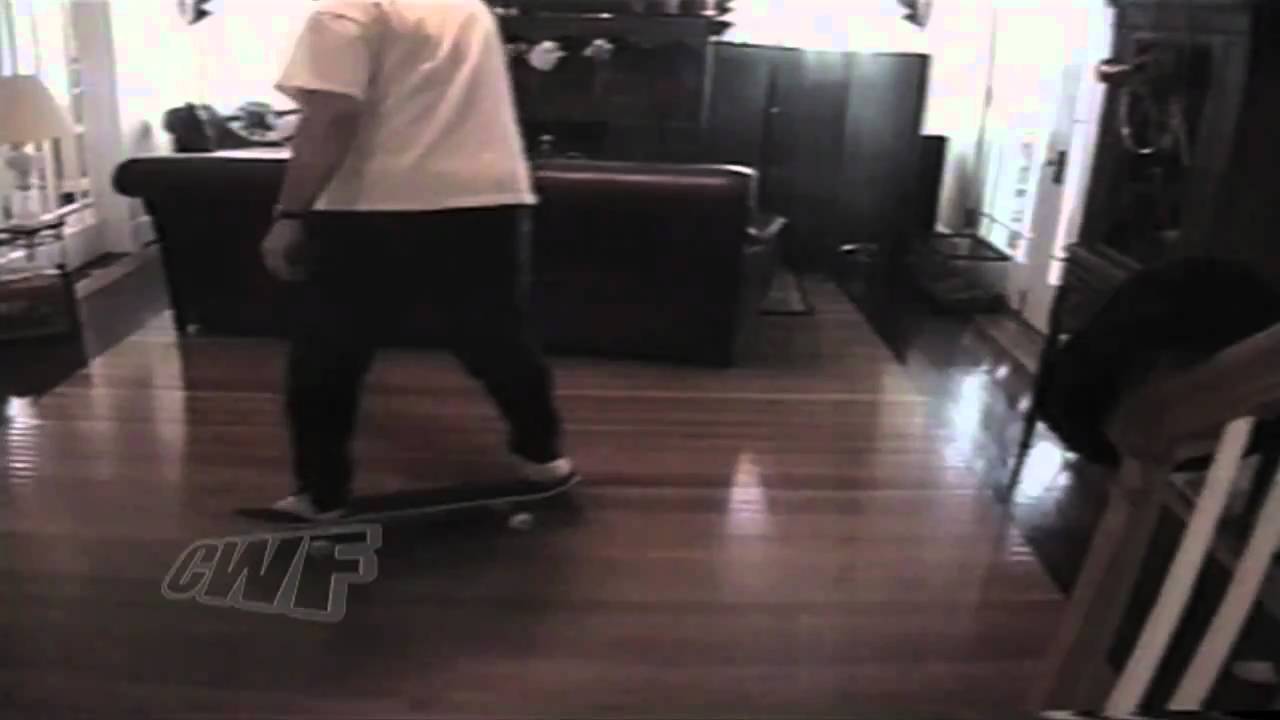 Bild från Pappa lär dotter skateboard