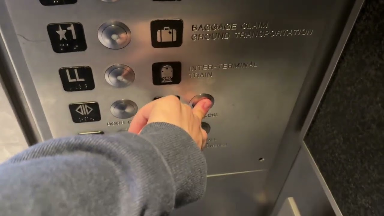 Последняя поездка: лифты Otis Traction в терминале B аэропорта имени Буша IAH в Хьюстоне, штат Те...