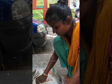 Hardworking Lady cooking Village Style 20₹ Tawa Roti Sabzi & Poorie in Street of Kolkata