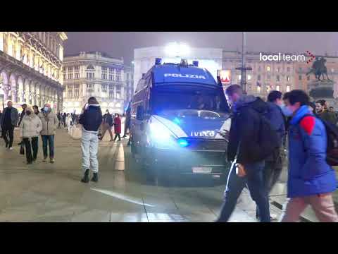 Milano, polizia contiene No Green Pass: manifestanti sparpagliati a Piazza del Duomo