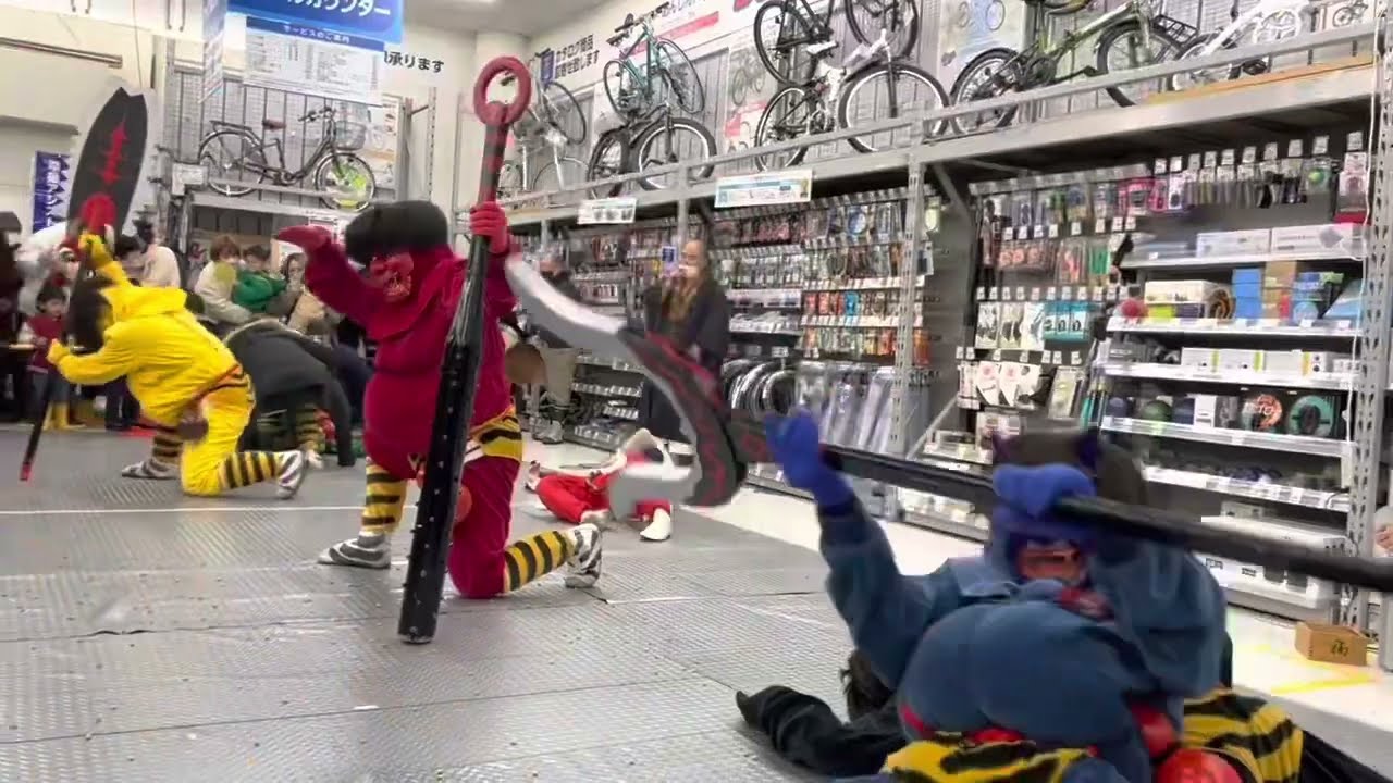 本成寺鬼踊り奉賛会がコメリパワー三条四日町店で出張公演