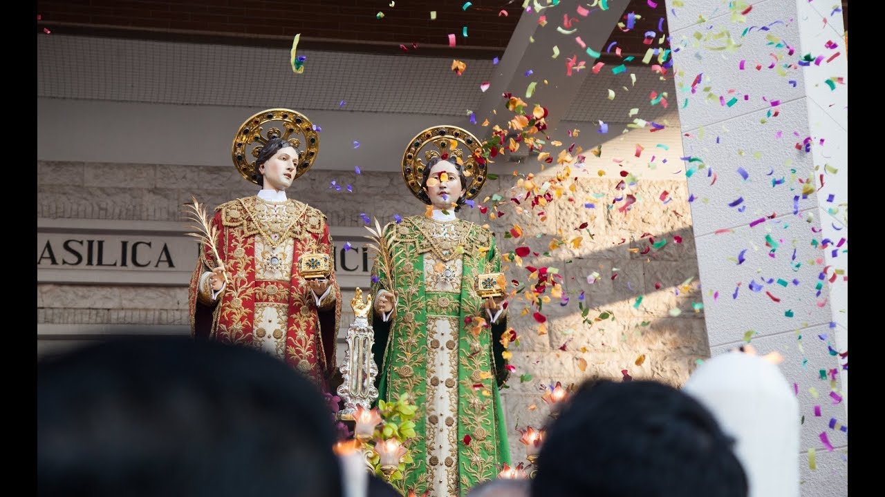 La replica dell'uscita dei Santi Medici dal Santuario di Bitonto