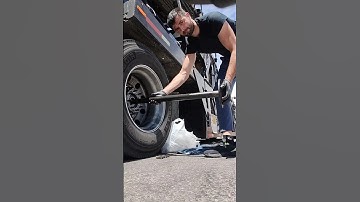 Axle gasket replacement and installing  axle shaft back Freightliner Cascadia #trucking #axle #shaft