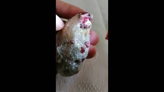 ألأحجار الكريمة وتشكلها في صخور الفيلدسبار والكالسيديون، مثال لعينة وجدتها لتشكل البلورات في الفيلدس