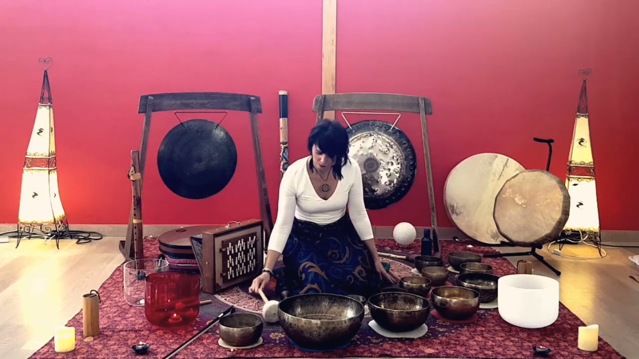 Victoria Cruz. Cuencos de cuarzo, alquímicos y tibetanos.