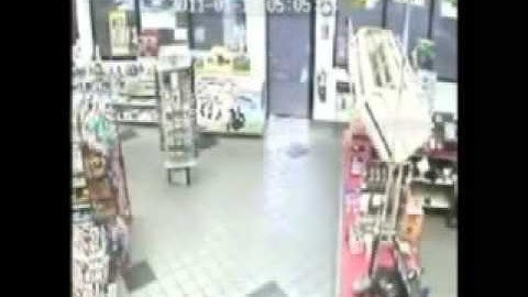 Kẻ cướp gặp ngay chủ cửa hàng có vũ khí   YouTube