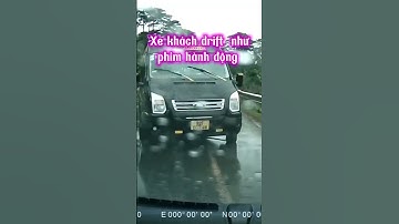 Xe khách drift suýt hạ gục xe máy ngược chiều | Tiên Phong Auto #shorts