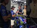 Ver una MotoGP desde dentro ES UN LUJO 😍 Alex Rins enseña la Yamaha a Eneko y Alberto Edjogo