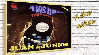 Video-Miniaturansicht von „Juan y Junior – A dos niñas (comenta Santi Villa)“