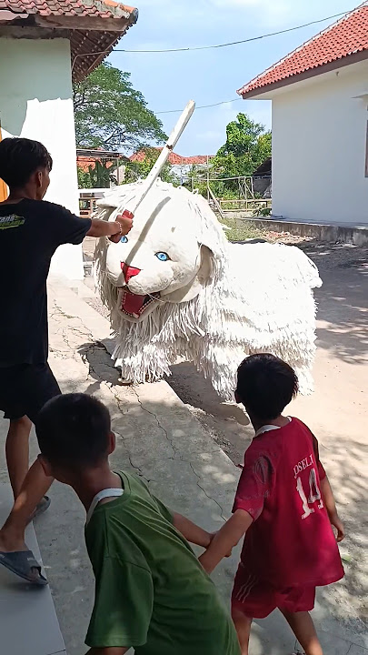anaknya di kejar can macanan ari bawah golok