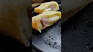 Рулетик с копчёной грудинкой и сулугуни #food #завтрак #готовимподомашнему #готовимдома #recipe