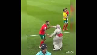 فيديو يهز قلوب المغاربة إحتفال بوفال مع والدته وسط الملعب  بعد تأهل المغرب   ضد منتخب برتغال في قطر