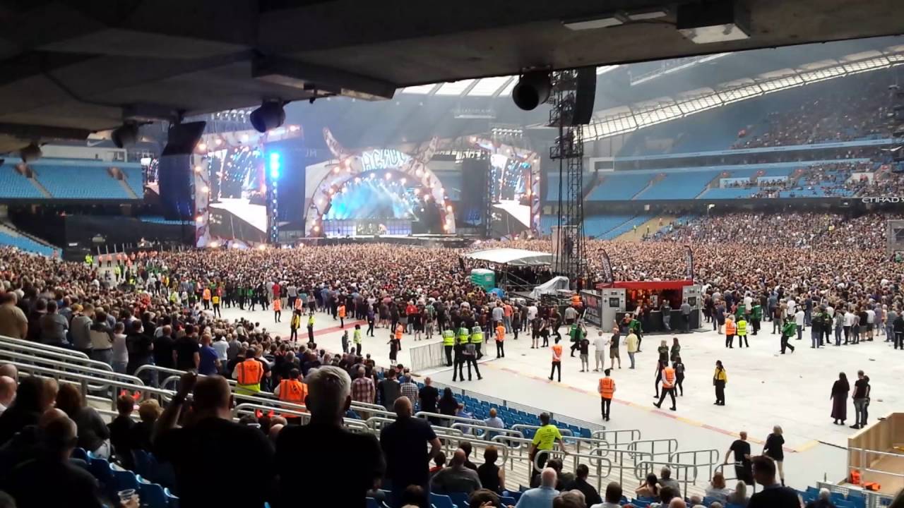 AC/DC - Etihad Stadium (9/6/2016) - Small Clip - YouTube