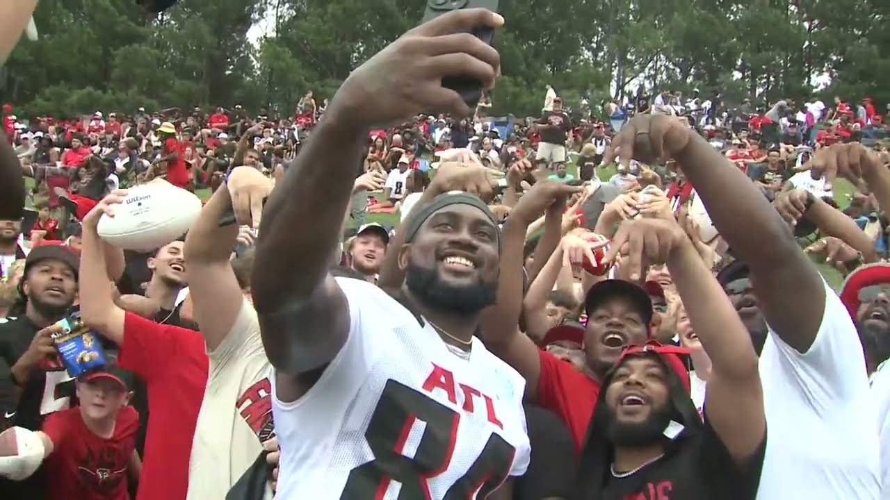 ⁣Falcons training camp Day 4 raw video | Large crowd packs in to watch
