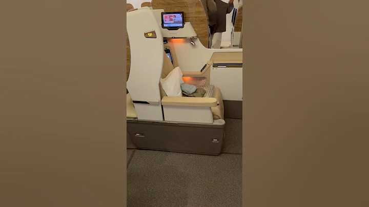 Emirates Boeing 777-200LR business class seats - what do you think? #shorts #emirates #businessclass