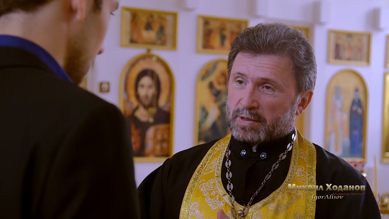 Монах в храме. Священник беседует. Разговор со священником. Духовник в храме. Таинство церкви исповедь.