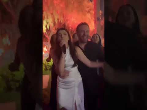 ماريتا عاصي الحلاني تغني وترقص مع والدها في إحدى المناسبات