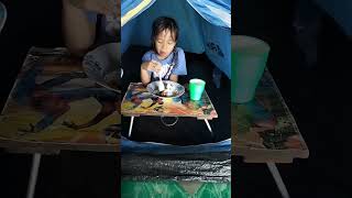 Kegiatan Keluarga Besar Arsy Apiza Anak Lucu Lagi Makan Di Dalam Tenda Di Tepi Sungai