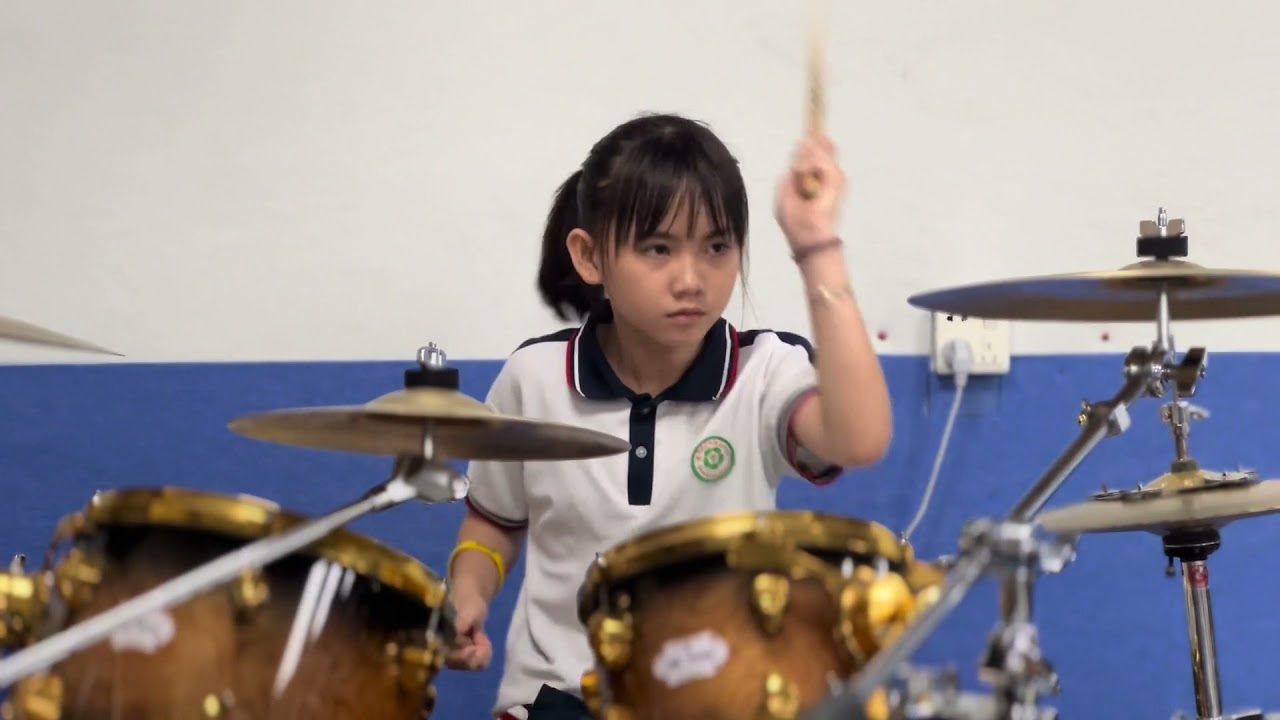林子祥的歌曲太经典，妞妞架子鼓演奏经典歌曲敢爱敢做