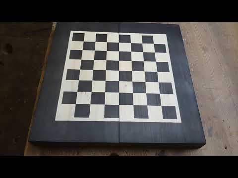 видео: Черное и белое. Как покрасить шахматное поле без протеканий.Подготовка заготовки к резьбе по дереву.