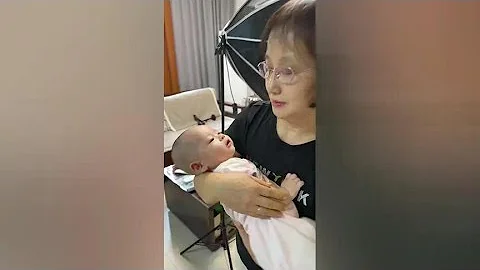 The son looked straight at grandma# record real life# sun out more and more human cubs# human cubs - DayDayNews